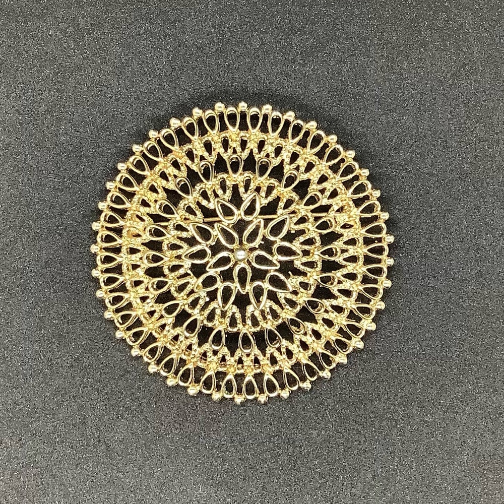 Vintage 1970s Sarah Coventry GoldTone Filigree Brooch Made in Canada ✨🍁